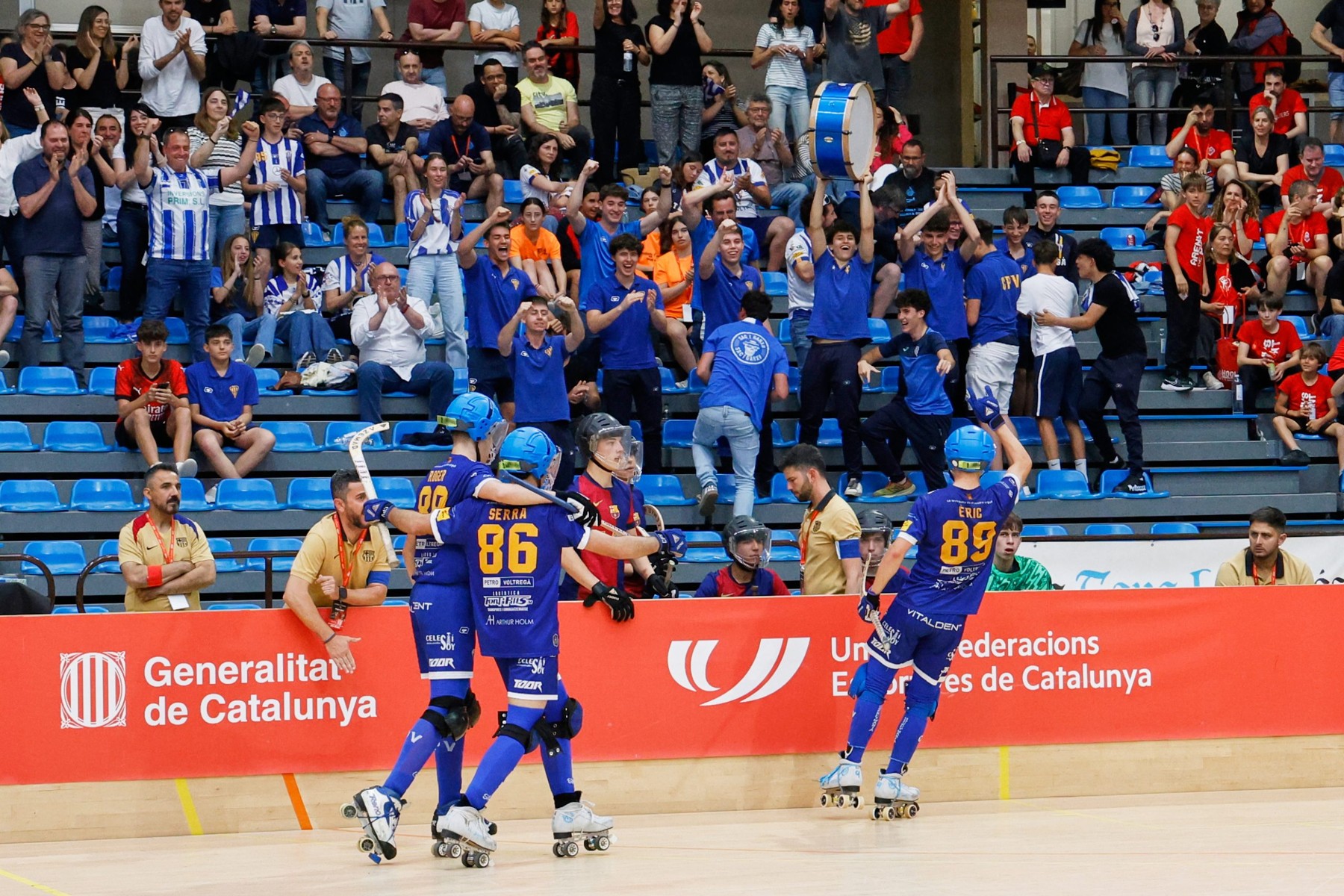 L’afició del Voltregà animant a la grada
