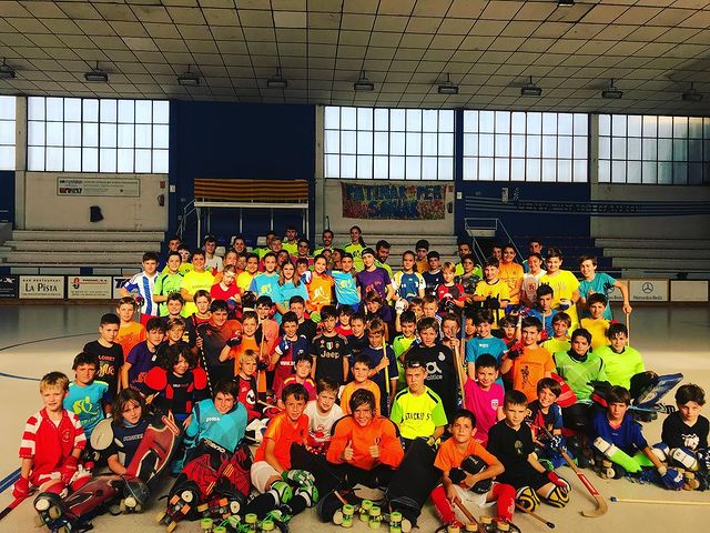 Los participantes en el campus de hockey del CP Voltregà