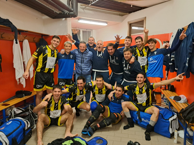 El primer equip del Voltregà celebrant la victòria davant del Quévert francès 